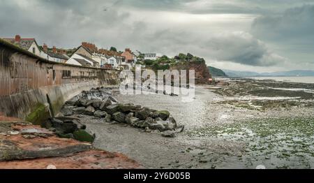 West Street, Watchet, Somerset - all'inizio di settembre, guardando verso Warren Bay e Minehead Beyond, un temporale passa sopra il frangiflutti di Watc Foto Stock