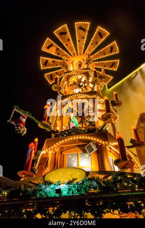 Tradizionale piramide di Natale filata illuminata di notte, al mercatino di Natale di Basilea, Svizzera Foto Stock