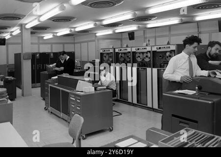 Una vista all'interno della Impact Predictor Room presso la stazione Britannica Ballistic Missile Early Warning System di Fylingdales, North Yorkshire, una volta. Seduto e' l'assistente del computer del M.I.P. La messa in servizio di oggi completa la catena di tre stazioni BMEWS, le altre a Thule, Groenlandia, e Clear, Alaska, già in funzione. Inoltre, chiude il vuoto nel sistema radar proteggendo l'Occidente dagli attacchi a sorpresa dei razzi russi. 17 SETTEMBRE 1963 Foto Stock