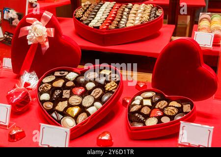 Scatole a forma di cuore di caramelle al cioccolato. Concetto di San Valentino Foto Stock