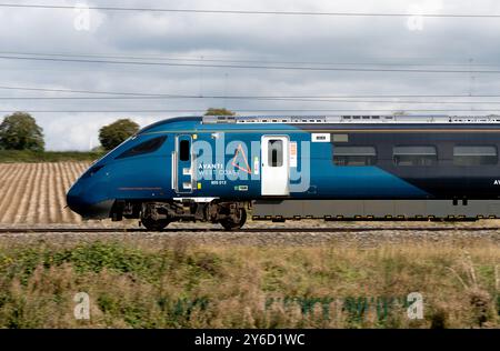 Avanti West Coast classe 805 treno a unità multiple Evero bi-mode, vista laterale, Northamptonshire, Regno Unito Foto Stock