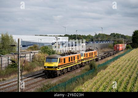 Locomotive elettriche classe 90 n. 90005/90013 che tirano un treno freightliner oltre DIRFT, Northamptonshire, Regno Unito Foto Stock