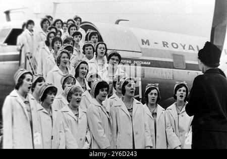 ULSTER GIRLS CHOIR ARRIVA AD AMSTERDAM; 9 SETTEMBRE 1963 Foto Stock