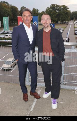 Bruno Labbadia mit Sohn Luca Labbadia bei der Sport Quiz Benefizgala zugunsten der KinderhilfsOrganizzazione diritto di giocare in VIP Bereich des Volksparkstadions. Amburgo, 24.09.2024 *** Bruno Labbadia con il figlio Luca Labbadia al gala di beneficenza Sport Quiz in aiuto dell'organizzazione benefica per bambini Right to Play nell'area VIP del Volksparkstadion di Amburgo, 24 09 2024 foto:xgbrcix/xFuturexImagex sportqiuzgala 4922 Foto Stock