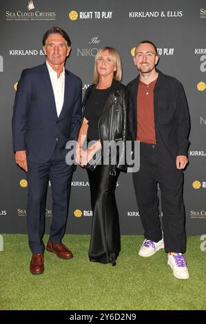 Bruno Labbadia mit Ehefraun Sylvia Labbadia und Sohn Luca Labbadia bei der Sport Quiz Benefizgala zugunsten der KinderhilfsOrganization Right to Play im VIP Bereich des Volksparkstadions. Amburgo, 24.09.2024 *** Bruno Labbadia con la moglie Sylvia Labbadia e il figlio Luca Labbadia al gala di beneficenza Sport Quiz in aiuto dell'associazione benefica per bambini Right to Play nell'area VIP del Volksparkstadion di Amburgo, 24 09 2024 foto:xgbrcix/xFuturexImagex sportqiuzgala 4935 Foto Stock