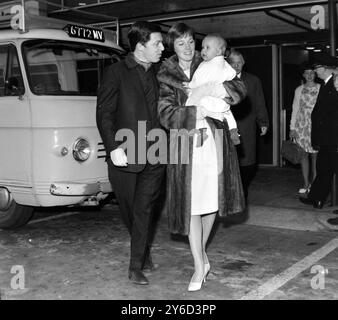 ATTRICE JULIE ANDREWS CON IL MARITO TONY WALTON E LA FIGLIA EMMA A LONDRA; 28 AGOSTO 1963 Foto Stock