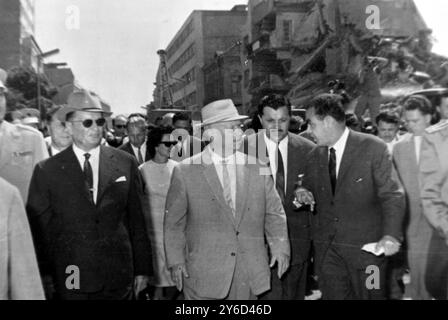 IL PRIMO MINISTRO SOVIETICO NIKITA KHRUSHCHEV E IL PRESIDENTE DELLA JUGOSLAVIA JOSIP BROZ TITO VISITANO LA ZONA TERREMOTO DI SKOPJE / ; 22 AGOSTO 1963 Foto Stock