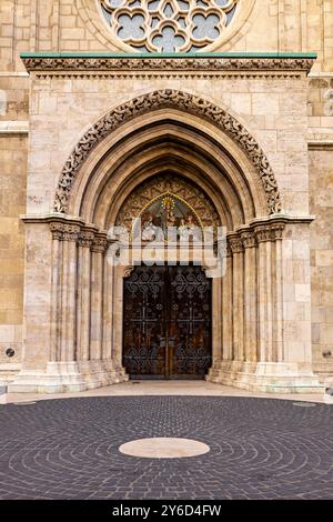 La porta principale della Chiesa di Mattia a Budapest Foto Stock