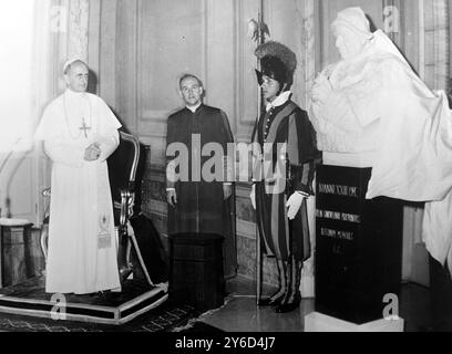 PAPA PAOLO VI GUARDANDO LA STATUA DI SE STESSO A CASTELGANDOLFO, ITALIA / ; 19 AGOSTO 1963 Foto Stock