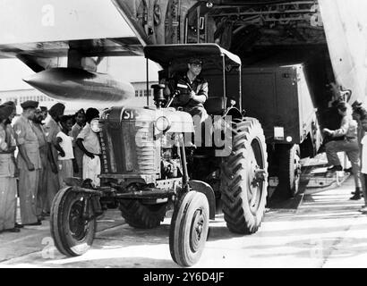 IL CAPITANO DELL'AERONAUTICA STATUNITENSE AUGUST F WARDEN F SPOSTA UNA SEZIONE DI UN RADAR USAF A NUOVA DELHI, INDIA / ; 18 AGOSTO 1963 Foto Stock