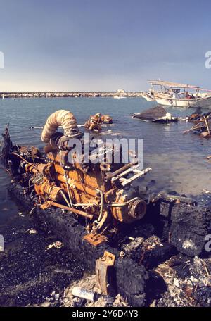 Prima guerra del Golfo: L'8 marzo 1991 distrutta dall'esercito iracheno in fuga, i resti bruciati della flotta di sambuco del Kuwait gettano il vecchio porto delle navi a Kuwait City. Le barche da pesca in legno sono il simbolo nazionale del Kuwait. Foto Stock