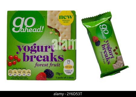 La scatola di yogurt Go Ahead spezza la frutta della foresta con una confezione rimossa isolata su sfondo bianco Foto Stock