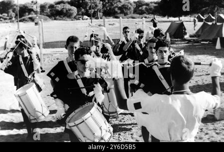 SCOUTS WORLD JAMBOREE BELGIANS ESIBISCONO ABILITÀ MUSICALI IN MARATONA, GRECIA / ; 8 AGOSTO 1963 Foto Stock