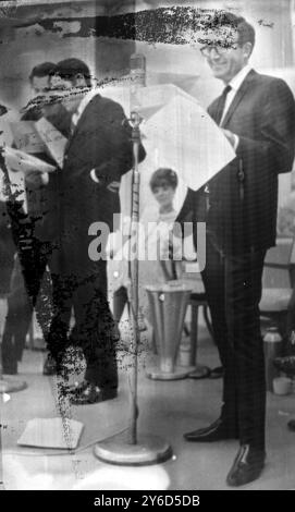 GRAMOPHONE REGISTRA FOOL BRITANNIA REGISTRANDO CON JOAN COLLINS A NEW YORK ; 7 AGOSTO 1963 Foto Stock