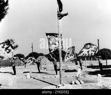 SCOUTS WORLD JAMBOREE BELGIANS ESIBISCONO ABILITÀ IN MARATONA, GRECIA ; 8 AGOSTO 1963 Foto Stock