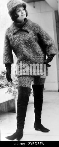 Parigi : swashbuckling , moda tipo moschettiere della collezione Autunno - Inverno di Yves Saint Laurent. Questo outfit sportivo invernale presenta pantaloni aderenti e una blusa sciolta in morbido tweed denso in ricche sfumature di marrone, giallo e arancione . La blusa ha maniche larghe e sullo scollo è infilato un colletto dolcevita in maglia di lana a coste . Gli stivali moschettieri alti coscia sono in morbida pelle scamosciata marrone , mentre il cappello Robin Hood è in tweed coordinato . 8 agosto 1963 Foto Stock