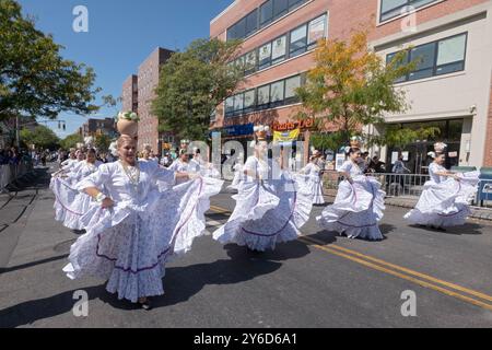 Un gruppo eterogeneo di donne paraguaiane danzano e marciano in costumi bianchi. Alla Queens Hispanic Day Parade del 2024 a Jackson Heights. Foto Stock