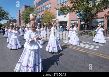 Un gruppo eterogeneo di donne paraguaiane danzano e marciano in costumi bianchi. Alla Queens Hispanic Day Parade del 2024 a Jackson Heights. Foto Stock