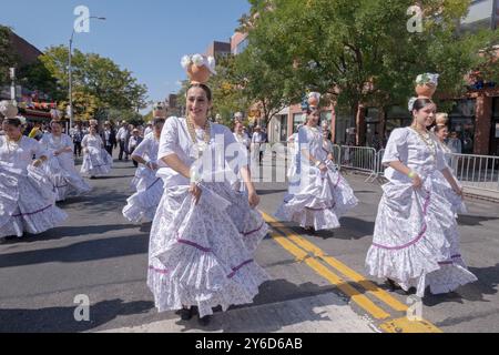 Un gruppo eterogeneo di donne paraguaiane danzano e marciano in costumi bianchi. Alla Queens Hispanic Day Parade del 2024 a Jackson Heights. Foto Stock