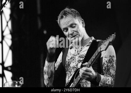 STING, ALL THIS TIME TOUR, CONCERTO, 2001: Il cantautore Sting suona una chitarra Fender dal vivo durante l'All This Time Live Tour al Castello di Cardiff, Galles, Regno Unito, il 27 luglio 2001. Foto: Rob Watkins. INFO: Sting – nato Gordon Sumner nel 1951 a Wallsend – musicista ed ex frontman della polizia. Conosciuto per la sua voce distintiva e il suo stile di fusione di genere, ha esplorato il rock, il jazz, il reggae e la musica classica nella sua carriera solista, creando successi come "Fields of Gold" e "Shape of My Heart". Foto Stock