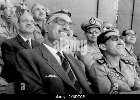 PRESIDENTE DELLA REPUBBLICA ARABA UNITA GAMAL ABDUL NASSER CON ABDEL HAKIM AMER NEL DESERTO / ; 16 LUGLIO 1963 Foto Stock