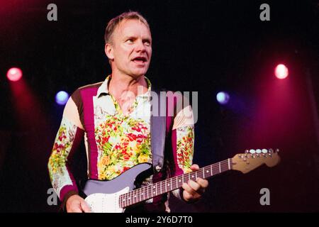 STING, ALL THIS TIME TOUR, CONCERTO, 2001: Il cantautore Sting suona una chitarra Fender dal vivo durante l'All This Time Live Tour al Castello di Cardiff, Galles, Regno Unito, il 27 luglio 2001. Foto: Rob Watkins. INFO: Sting – nato Gordon Sumner nel 1951 a Wallsend – musicista ed ex frontman della polizia. Conosciuto per la sua voce distintiva e il suo stile di fusione di genere, ha esplorato il rock, il jazz, il reggae e la musica classica nella sua carriera solista, creando successi come "Fields of Gold" e "Shape of My Heart". Foto Stock