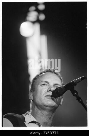 STING, ALL THIS TIME TOUR, CONCERTO, 2001: Il cantautore STING suona dal vivo durante l'All This Time Live Tour al Castello di Cardiff, Galles, Regno Unito, il 27 luglio 2001. Foto: Rob Watkins. INFO: Sting – nato Gordon Sumner nel 1951 a Wallsend – musicista ed ex frontman della polizia. Conosciuto per la sua voce distintiva e il suo stile di fusione di genere, ha esplorato il rock, il jazz, il reggae e la musica classica nella sua carriera solista, creando successi come "Fields of Gold" e "Shape of My Heart". Foto Stock