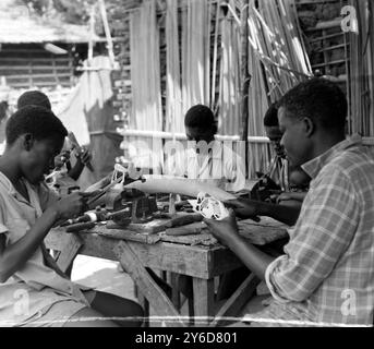 NATIVE ARTISTS OF LUANDA IN ANGOLA   ;  11 JULY 1963 Foto Stock