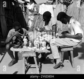 NATIVE ARTISTS OF LUANDA IN ANGOLA  ;  11 JULY 1963 Foto Stock