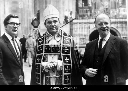 RICHARD BURTON E SIR BASIL SPENCE VISITANO LA CATTEDRALE DI CANTERBURY; 3 LUGLIO 1963 Foto Stock