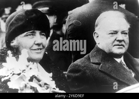 HERBERT HOOVER PRESIDENTE DEGLI STATI UNITI CON MOGLIE - FOTO DAL 1930 / ; 4 LUGLIO 1963 Foto Stock