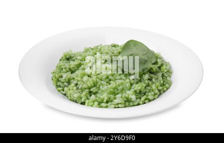 Delizioso risotto agli spinaci in piatto isolato su bianco Foto Stock