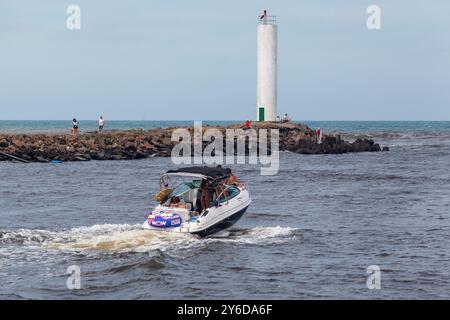 Faro meridionale del fiume Mampituba sui moli di pietra, molo di pietra, spiaggia di Molhes (praia dos molhes), Torres, Rio grande do sul Brasile Foto Stock