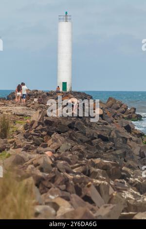 Faro meridionale del fiume Mampituba sui moli di pietra, molo di pietra, spiaggia di Molhes (praia dos molhes), Torres, Rio grande do sul Brasile Foto Stock