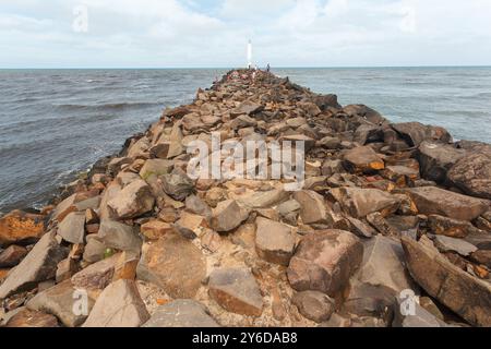 Faro meridionale del fiume Mampituba sui moli di pietra, molo di pietra, spiaggia di Molhes (praia dos molhes), Torres, Rio grande do sul Brasile Foto Stock