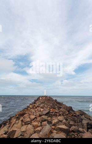 Faro meridionale del fiume Mampituba sui moli di pietra, molo di pietra, spiaggia di Molhes (praia dos molhes), Torres, Rio grande do sul Brasile Foto Stock