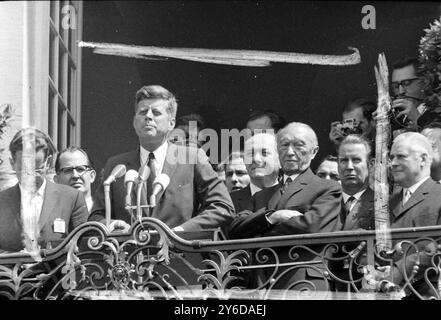 IL PRESIDENTE AMERICANO JOHN F KENNEDY CON I POLITICI DELLA GERMANIA OVEST A COLONIA ; 25 GIUGNO 1963 Foto Stock