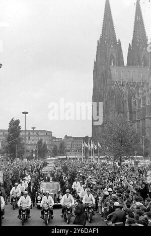 IL PRESIDENTE AMERICANO JOHN F KENNEDY VIENE ACCOLTO A COLONIA, GERMANIA OVEST; 25 GIUGNO 1963 Foto Stock