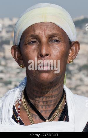 Una donna etiope, membro della comunità ebraica Beta Israel in Israele, in abito tradizionale durante la celebrazione annuale del festival Sigd in Foto Stock