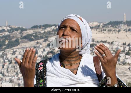 Una donna etiope, membro della comunità ebraica Beta Israel, prega durante la celebrazione annuale di Sigd a Gerusalemme. Foto Stock