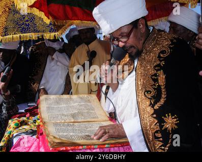 Un sacerdote ebreo etiope o kahen, in abito tradizionale, membro della comunità ebraica Beta Israel in Israele, legge dalla Torah durante l'ann Foto Stock