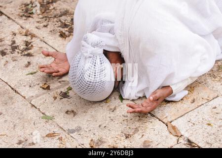 Una donna etiope, membro della comunità ebraica Beta Israel in Israele, prostrò durante le preghiere alla celebrazione annuale del Sigd Festival i. Foto Stock