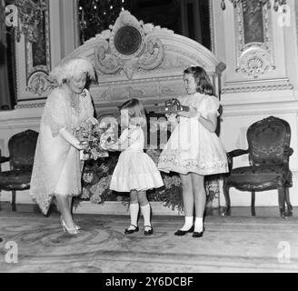 ELISABETTA LA REGINA MADRE SI PRESENTÒ CON UN BOUQUET DI FIORI A LONDRA; 7 GIUGNO 1963 Foto Stock