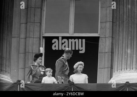 REGINA ELISABETTA II PRINCIPESSA REALE, PRINCIPE FILIPPO E PRINCIPESSA ANNA SUL BALCONE DI BUCKINGHAM PALACE, LONDRA; 8 GIUGNO 1963 Foto Stock