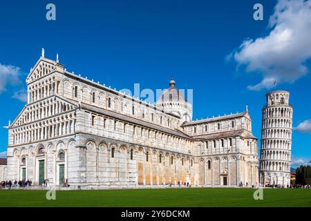 La Cattedrale di Santa Maria Assunta e l'iconica Torre Pendente in Piazza dei Miracoli, Pisa, Italia Foto Stock
