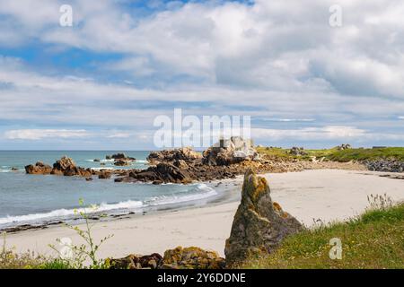 Vista della baia e della spiaggia sabbiosa fino alle rovine storiche di Fort Pembroke. Chouet, Guernsey, Isole del Canale, Regno Unito, Gran Bretagna Foto Stock