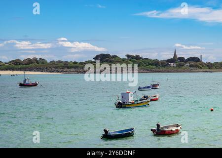 Barche nel porto di Amarreurs nella baia di Grand Havre con la chiesa della vale dal molo di Rousse. Vale, Guernsey, Isole del Canale, Regno Unito, Gran Bretagna, Foto Stock