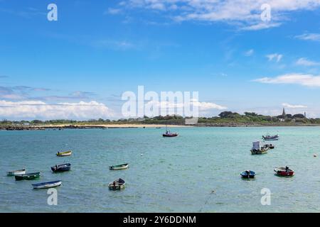 Barche nel porto di Amarreurs nella baia di Grand Havre con la chiesa della vale dal molo di Rousse. Vale, Guernsey, Isole del Canale, Regno Unito, Gran Bretagna, Foto Stock