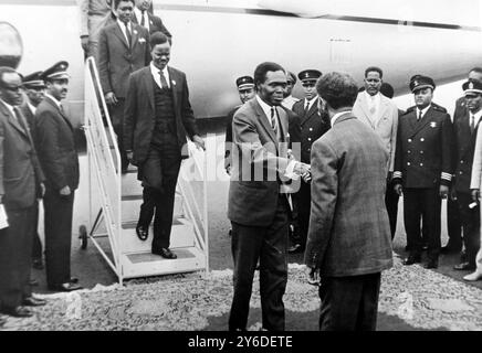 IL PRIMO MINISTRO DELL'UGANDA A MILTON OBOTE E L'IMPERATORE HAILE SELASSIE ALLA CONFERENZA AFRICANA AD ADDIS ABEBA, ETIOPIA; 24 MAGGIO 1963 Foto Stock