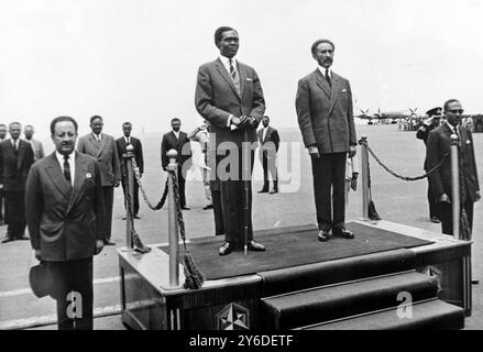 IL PRIMO MINISTRO UGANDESE A MILTON OBOTE E L'IMPERATORE HAILE SELASSIE ALLA CONFERENZA AFRICANA AD ADDIS ABEBA, ETIOPIA / ; 24 MAGGIO 1963 Foto Stock